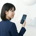 驚きの表情で両手を広げるスーツ姿の女性｜AI SEO対策とは？AIO時代のWeb制作の基本のご案内