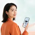 スマートフォンを手に微笑む女性｜AI検索時代のWeb制作・AIO/GEO/LLMO対策のご案内