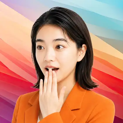 笑顔で案内する女性と、AI検索時代のWeb制作・AIO対策。AIに選ばれるサイト作りを支援。