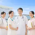 笑顔で並ぶ医師と看護師｜二子玉川のクリニックのホームページ制作事例
