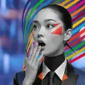 虹色の光の筋をまとった女性のアート風ポートレート｜ワンストップWebソリューションのご案内