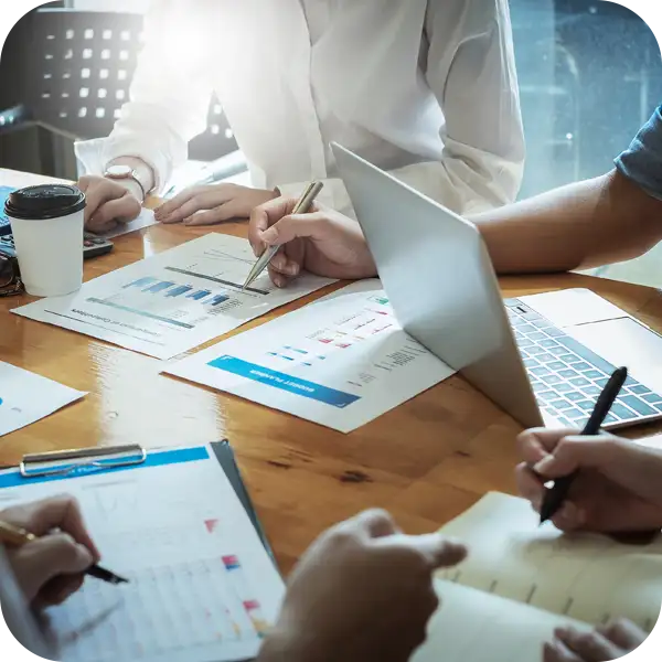 バンブーハウスのウェブ制作チームが、三軒茶屋の街の特性とターゲット層を深く分析し、テンプレートを使わない、サロンにしか出せない魅力を言語化した集客サイトを設計している様子