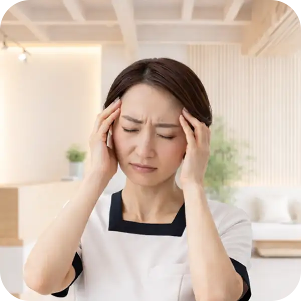 三軒茶屋の閑静なエステサロン内で、パソコンの画面に表示されたポータルサイトの割引クーポンやSNSのいいね数を見ながら、客足が伸びず不安な表情を浮かべるサロンセラピスト