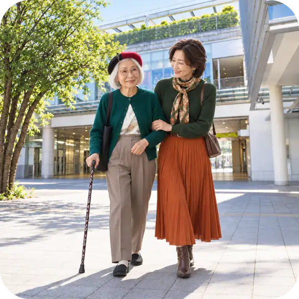 杖をついた高齢の母親に寄り添い、腕を組んで歩く娘（親子・三世代で長く通える歯科医院の情報設計を表すイメージ）