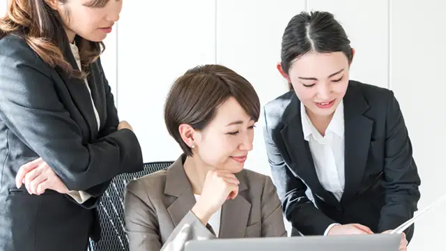 ページ数や機能、運用体制で料金が決まる考え方を示すイメージ